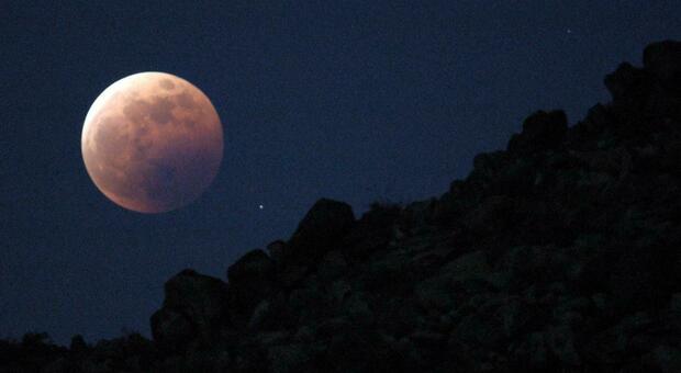 La luna si tinge di rosso, eclissi totale tra domenica 15 e lunedì 16 maggio: ecco dove vederla