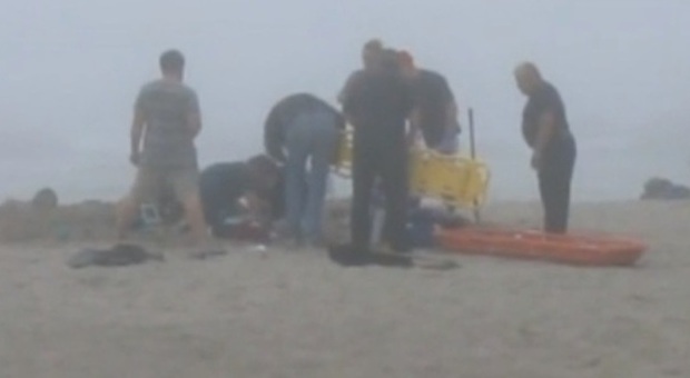 Oregon, bimba di 9 anni muore sepolta viva in una buca in spiaggia: stava giocando con il papà