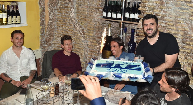 Lazio, la festa di addio per Klose: cena con tutta la squadra per salutare il bomber tedesco