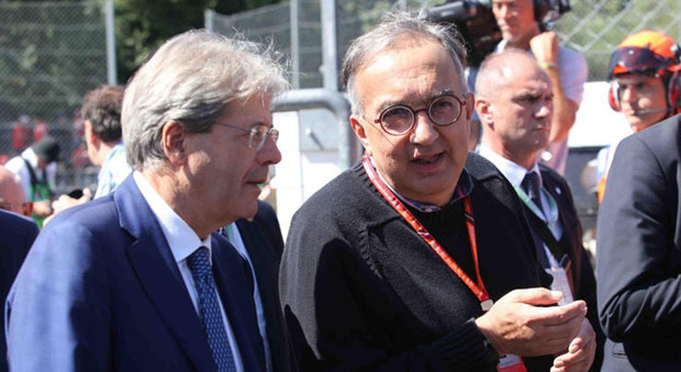 Sergio Marchionne, presidente della Ferrari, insieme al presidente del consiglio Paolo Gentiloni a Monza