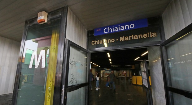 Tabaccaio aggredito in metro a Napoli, de Magistris in visita da Ulderico