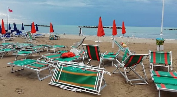 Il vento sradica ombrelloni e fa volare sdraio e lettini sulla costa sud delle Marche