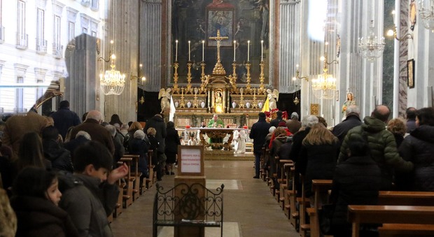 Napoli, festini gay col prete. I fedeli: «Non ci fidiamo più della Chiesa»