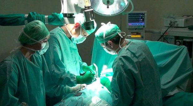 Medici in sala operatoria (foto di archivio)