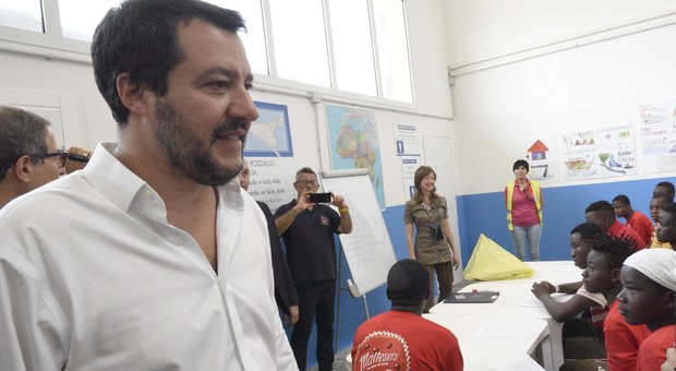 Matteo Salvini nel centro immigrati di Pozzallo in Sicilia