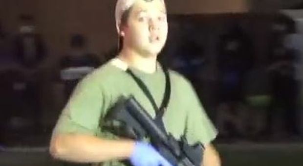 Wisconsin, uccide due manifestanti a colpi di fucile, il video di Kyle, il 17enne col fucile fa il giro del web
