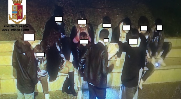 Sorpresi dalle telecamere senza mascherina sanzionati decine di giovani in centro