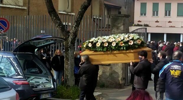 I funerali della giovane al Pilastro