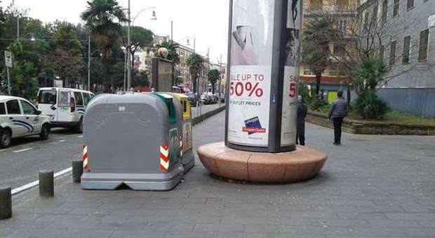 La mail | «Piazza Cavour, ma come hanno sistemato i cassonetti per la differenziata?» | Foto