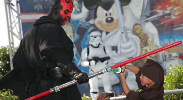 Star Wars sbarca nei parchi Disney Si potrà guidare l'astronave di Ian Solo