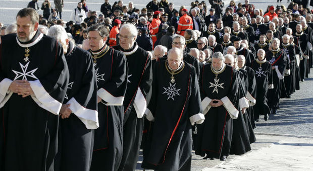Monsignor Becciu chiude le polemiche: «Le riforme all'Ordine di Malta vanno avanti anche se faranno un po' soffrire»
