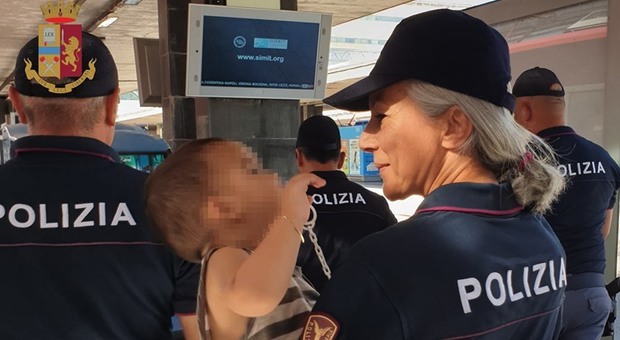 Roma, treno parte e bimbo di due anni resta solo a bordo: la mamma stava timbrando il biglietto