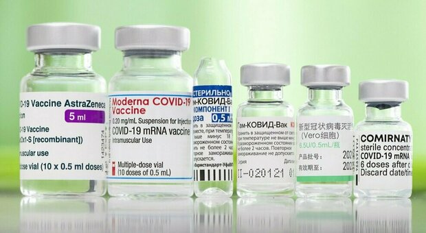 SHOWCASE - Pfizer e Moderna, i due vaccini COVID-19 a mRNA: caratteristiche, differenze e rischi