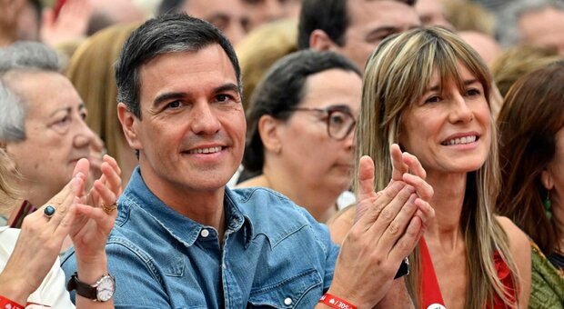 Sanchez resta al governo dopo l'inchiesta sulla moglie: «Continuerò a guidare il Paese con fermezza e serenità»