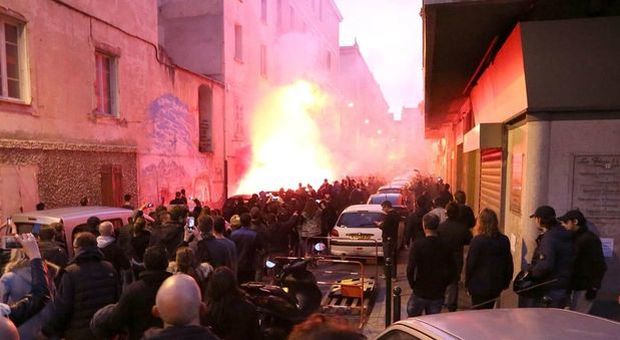 Corsica, la folla dà l'assalto a una moschea: «Fuori gli arabi da casa nostra»