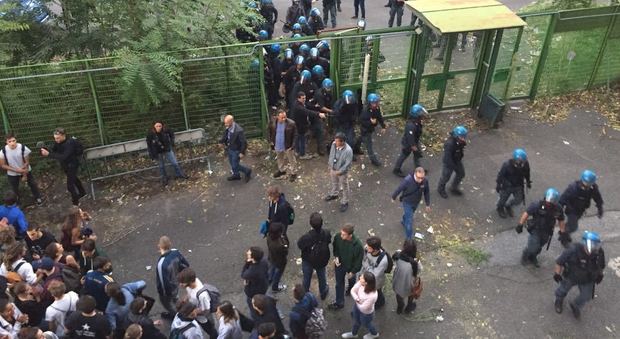 Roma, centinaia di studenti al Flaminio per un party clandestino: la polizia li sgombera