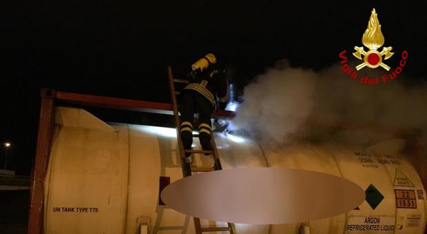 Paura nella notte, cisterna di un treno perde gas: intervengono i pompieri