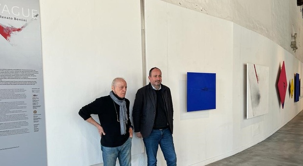 L’artista pesarese Renato Bertini con l’assessore Daniele Vimini