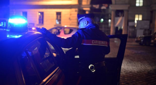 Roma, ricercatori universitari scassinano tre auto e rubano un ombrello e un accendino: arrestati