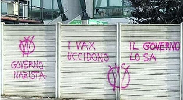Altro blitz allo stadio di rugby: caccia ai vandali no vax