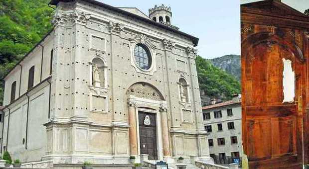 La chiesa di Valstagna e la porta sfondata della sacrestia