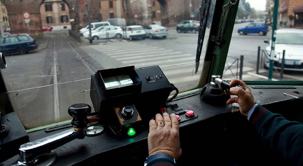 Roma, violenza davanti alla fermata del tram a Porta Maggiore: tranviere preso a pugni