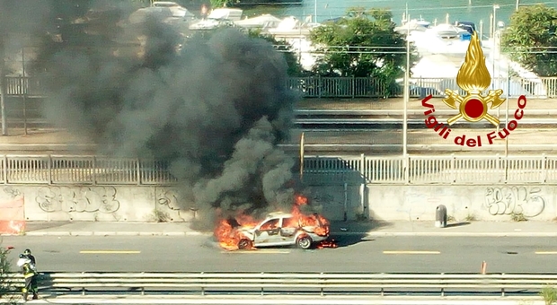 Auto in panne davanti al Vega: fiamme e paura, automobilista salvato