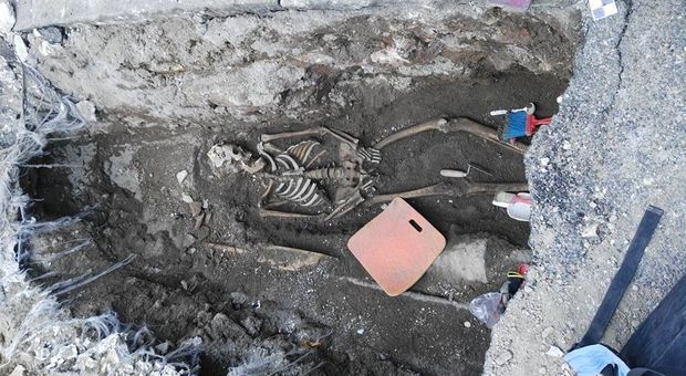 Roma, lavori alla Metro: si scava e spunta uno scheletro di 1.600 anni fa