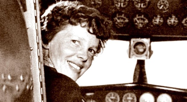 Usa, scomparsa 80 anni fa nel Pacifico: una vecchia foto riapre il giallo dell'aviatrice Amelia Earhart