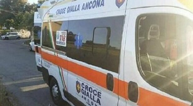 Investita da una bicicletta nel centro storico di Ancona: paura per una donna di 60 anni portata all'ospedale