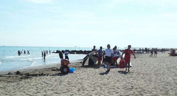Pranza e si tuffa: turista austriaco stroncato da malore in spiaggia