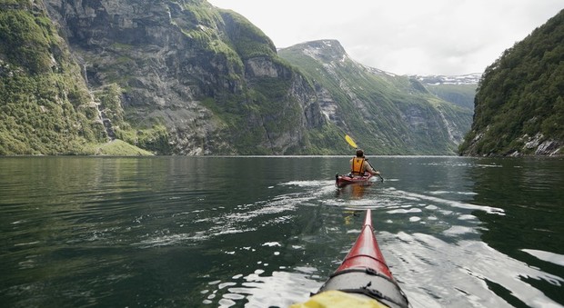Treni, navi elettriche, kayak e trekking: vacanza sostenibile in Norvegia