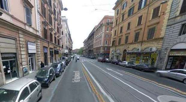 Roma, incidente in pieno centro: auto Ncc travolge due donne. Sono in gravi condizioni