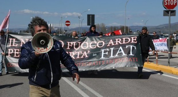 Tensione alla Fiat di Pomigliano: blocco stradale. Ma per Cisl è flop sciopero Fiom