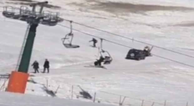 Fuoristrada nero spunta all'improvviso sulla pista: panico tra gli sciatori