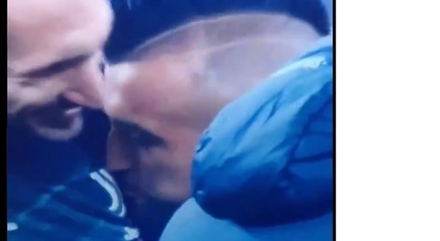 Inter, Vidal bacia lo stemma della Juventus: i tifosi nerazzurri furiosi sui social. Ma lui fa subito gol