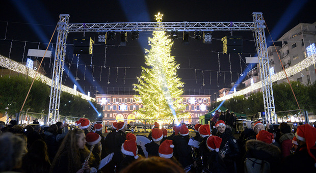 Il Comune paga le luminarie natalizie in città: «Non vogliamo gravare sui negozi»