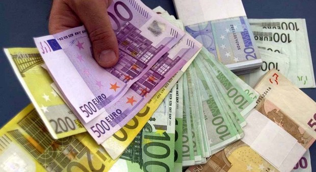 Non si fida della banca e ritira i risparmi: 85enne derubato in casa di 15 mila euro