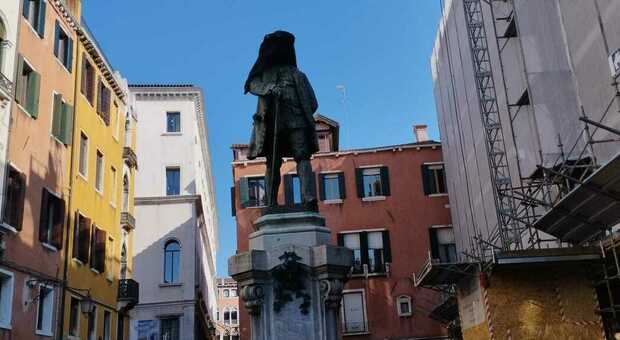 Mistero a Venezia, compare un drappo nero sul volto della statua di Goldoni: cosa sta succedendo?