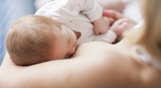 Chiedono a una mamma di coprirsi mentre allatta, la sua risposta diventa virale