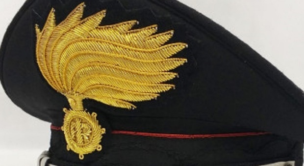 La fiamma sul berretto del carabiniere