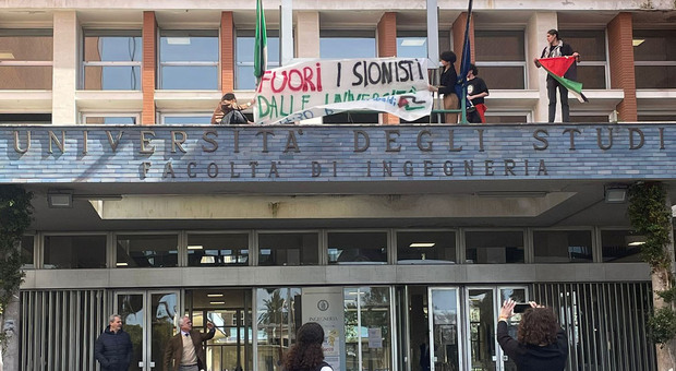 Protesta degli studenti, salta dibattito a Napoli. Mattarella: «Intolleranza sia bandita dalle Università»