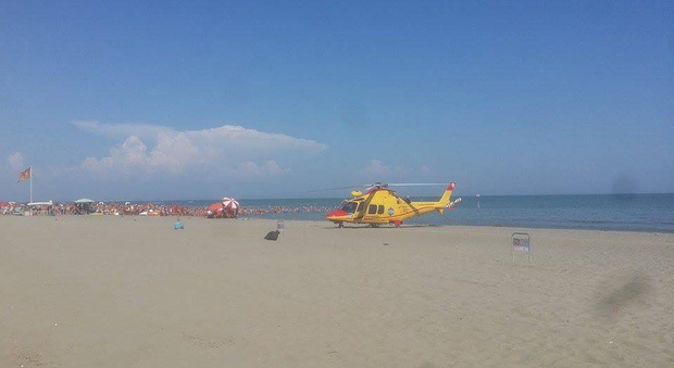 Pranza e si tuffa: turista di 67 anni stroncato da malore in spiaggia
