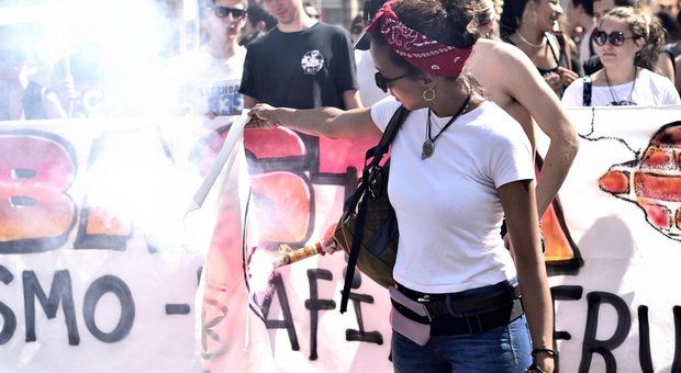Soumaila Sacko, mille a Milano al corteo contro il razzismo: bruciata la bandiera leghista