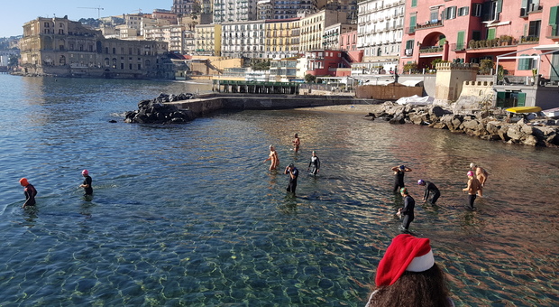 Coppa di Natale: i nuotatori sfidano il freddo del Golfo di Napoli