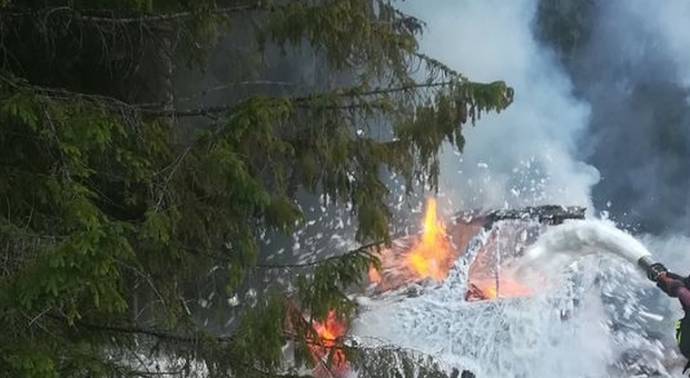 Camper prende fuoco, divorato dalle fiamme: all'interno un uomo trovato morto carbonizzato