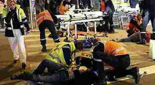 Nantes, invocando Allah investe i passanti e si pugnala: dieci feriti al mercato di Natale