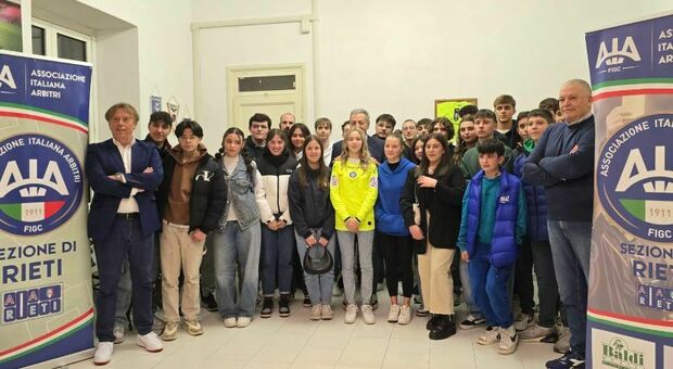 I nuovi arbitri con i dirigenti dell'Aia Rieti, al centro Angelica Monge, 14 anni, la più giovane d'Italia