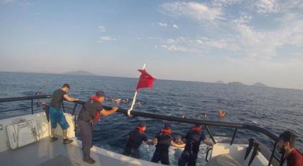 Migranti, Erdogan ordina alla Guardia costiera di fermare l'esodo verso la Grecia: Egeo pericoloso