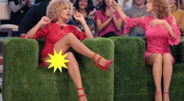 "Quelli che il calcio" hot: Eva Grimaldi accavalla le gambe e...